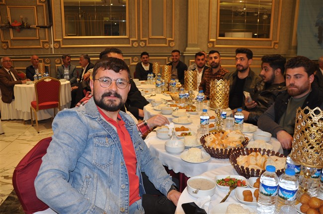 ak-parti-kars-il-baskanligi-tarafindan-teskilat-iftari-duzenlendi.-partililer-iftarda-bir-araya-geldi-(12).jpg