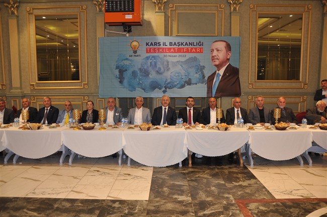 ak-parti-kars-il-baskanligi-tarafindan-teskilat-iftari-duzenlendi.-partililer-iftarda-bir-araya-geldi-(16).jpg