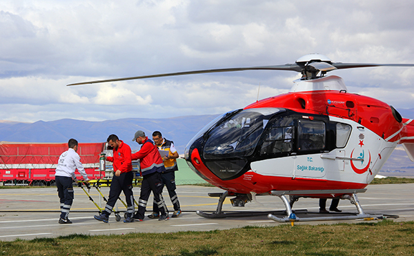 ambulans-helikopter-karsta-yeni-dogan-bebege-umut-oldu--(3).jpg