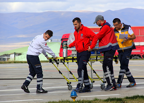 ambulans-helikopter-karsta-yeni-dogan-bebege-umut-oldu--(4).jpg