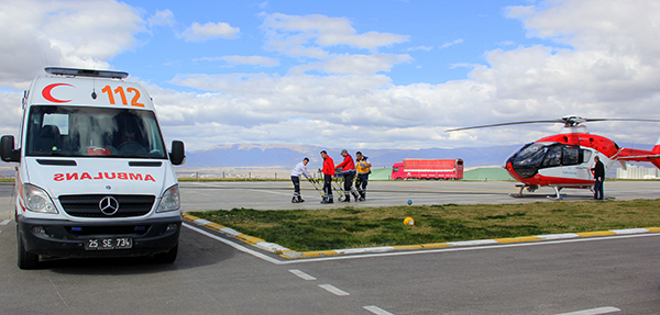 ambulans-helikopter-karsta-yeni-dogan-bebege-umut-oldu--(5).jpg