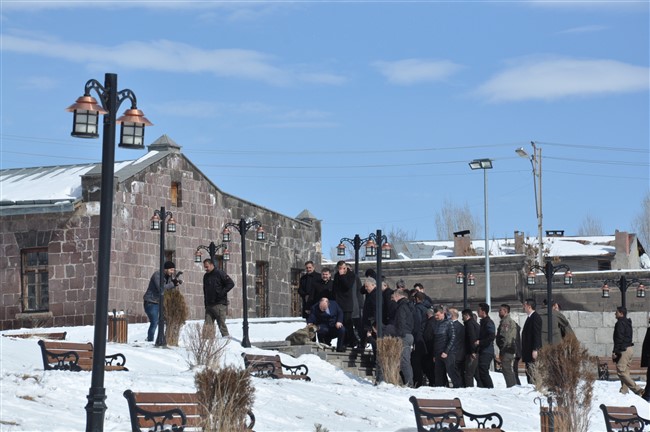 bakan-varank’in-kars’ta-hayvan-sevgisi-(1).jpg