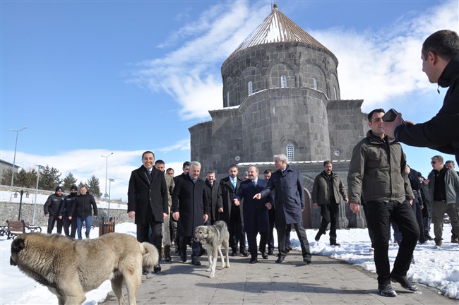 bakan-varank’in-kars’ta-hayvan-sevgisi-(10).jpg