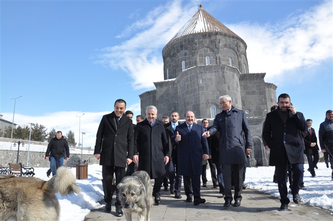 bakan-varank’in-kars’ta-hayvan-sevgisi-(11).jpg