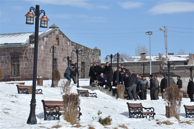 bakan-varank’in-kars’ta-hayvan-sevgisi-(2).jpg