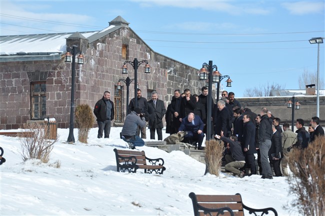 bakan-varank’in-kars’ta-hayvan-sevgisi-(3).jpg