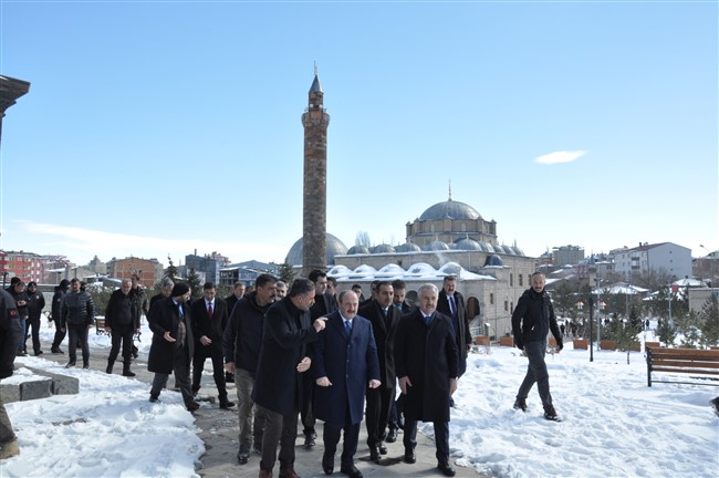 bakan-varank’in-kars’ta-hayvan-sevgisi-(4).jpg