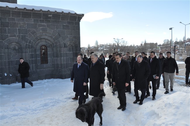 bakan-varank’in-kars’ta-hayvan-sevgisi-(6).jpg