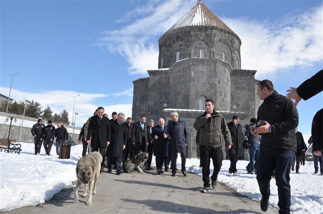 bakan-varank’in-kars’ta-hayvan-sevgisi-(9).jpg