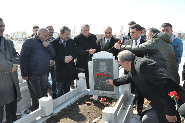 gazeteci-merhum-oner-dasdelen-mezari-basinda-anildi-(1)-001.jpg