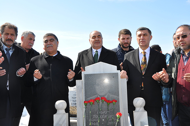 gazeteci-merhum-oner-dasdelen-mezari-basinda-anildi-(5).jpg