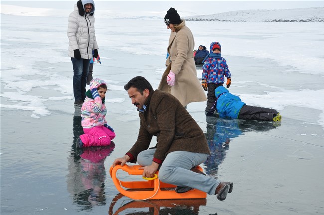 hayatlarinda-ilk-kez-karsta-buz-goren-cocuklar-ne-yapacagini-sasirdi-(8).jpg