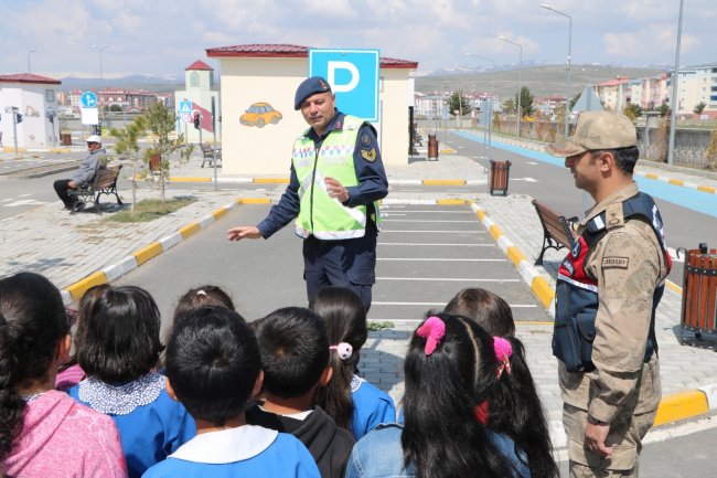 jandarmadan-cocuklara-trafik-egitimi-(1).jpg