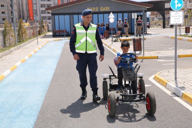 jandarmadan-cocuklara-trafik-egitimi-(3).jpg