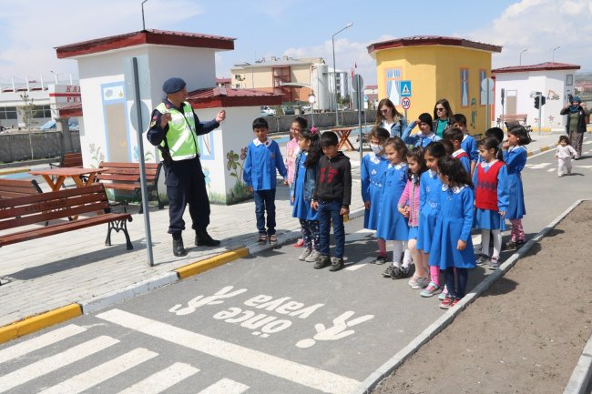 jandarmadan-cocuklara-trafik-egitimi-(4).jpg