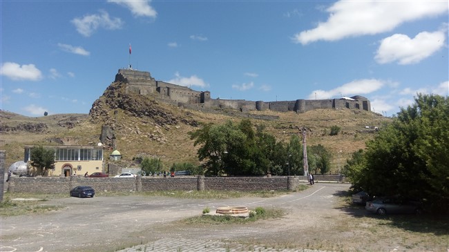 kars’ta-anfi-tiyatroyu-ot-basti!-(10).jpg