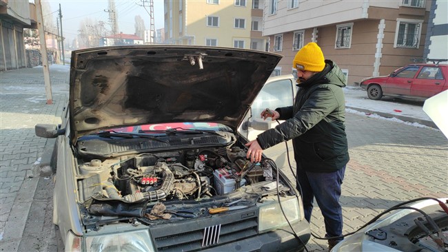 kars’ta-araclarin-motorlari-ve-is-yerlerinin-camlari-dondu!-(10).jpg