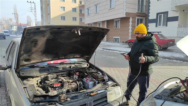 kars’ta-araclarin-motorlari-ve-is-yerlerinin-camlari-dondu!-(9).jpg