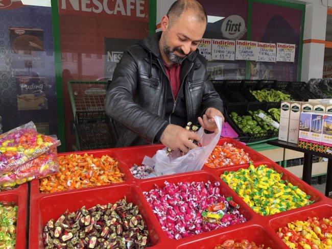 kars’ta-bayram-sekerleri-tezgahlarda-yerini-aldi-(2).jpg