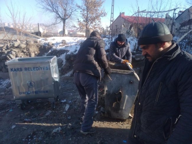 kars’ta-belediye-cop-konteynirlarini-yeniliyor-(1).jpg