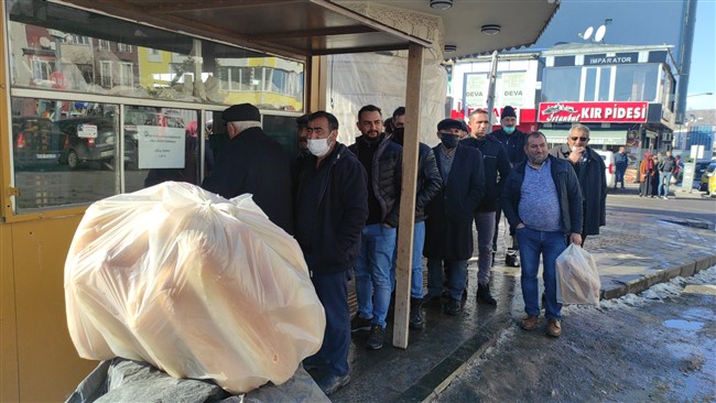 kars’ta-binlerce-ekmek-dakikalar-icinde-tukendi-(2).jpg