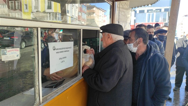 kars’ta-binlerce-ekmek-dakikalar-icinde-tukendi-(3).jpg