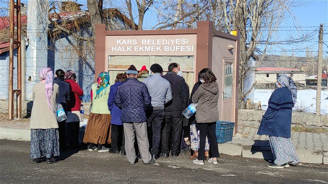 kars’ta-binlerce-ekmek-dakikalar-icinde-tukendi-(5).jpg