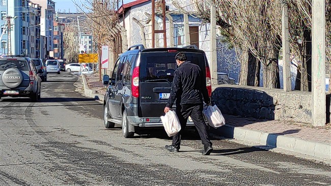 kars’ta-binlerce-ekmek-dakikalar-icinde-tukendi-(8).jpg