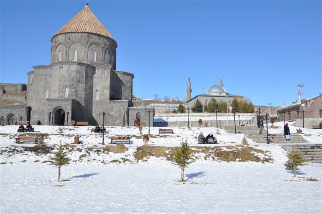 kars’ta-gunesi-goren-kendisini-disari-atti--(2).jpg