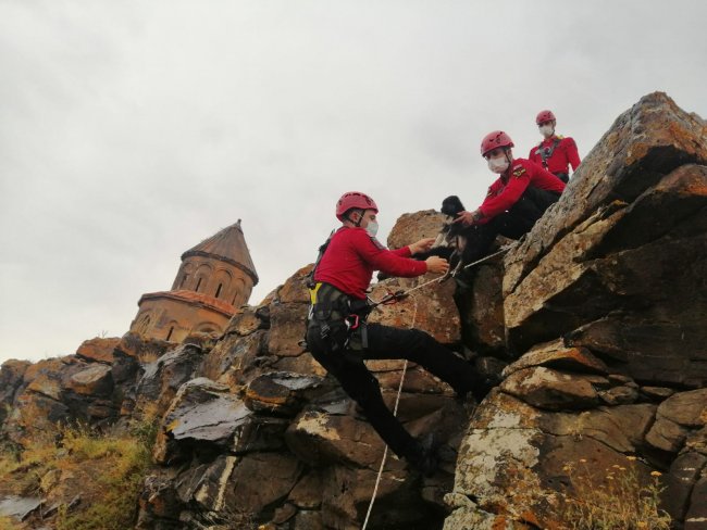 kars’ta-jandarmadan-yavru-kopege-sefkat-eli-(4).jpg