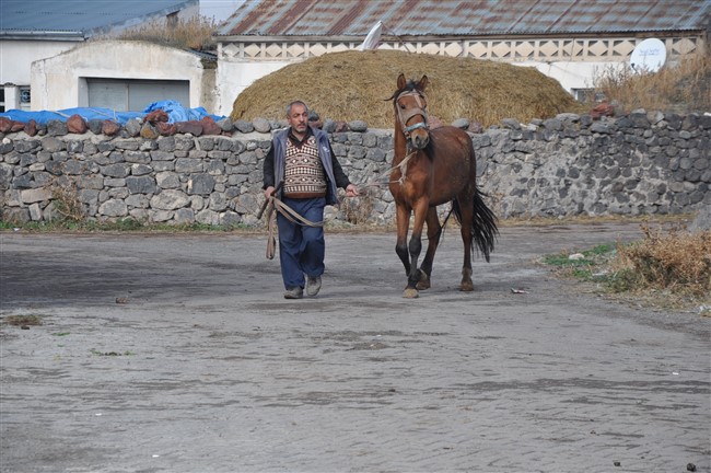 kars’ta-olasi-kaza-ve-hirsizliga-cipli-koruma!-(13).jpg