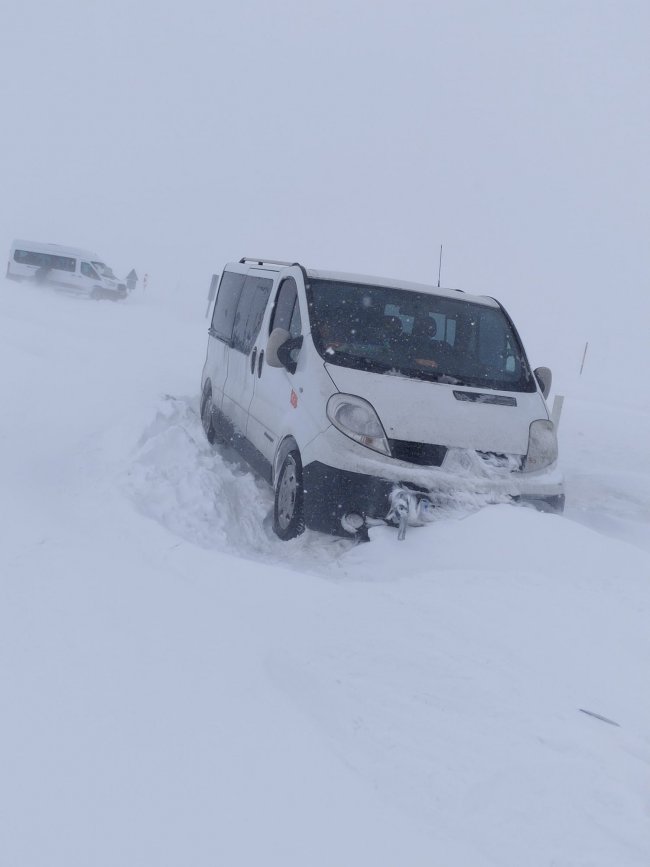 kars’ta-onlarca-kisi-karda-mahsur-kaldi!-(6).jpg