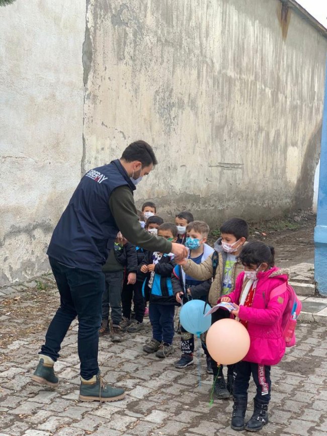 kars’ta-polis-cocuklari-bilgilendiriyor-(2)-001.jpg