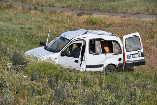 kars’ta-trafik-kazasi-1-olu,-4-yarali!-(3).jpg