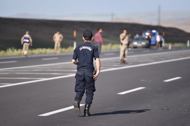 kars’ta-trafik-kazasi-1-olu,-4-yarali!-(4).jpg