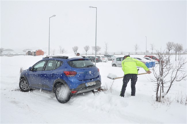 kars’ta-trafik-polisi-minik-aysima’yi-kurtarmak-icin-arabanin-onune-atladi-(2).jpg