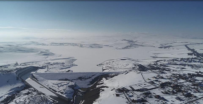 kars-barajinin-gol-yuzeyi-cildir-golu-gibi-buz-tuttu-(1).jpg