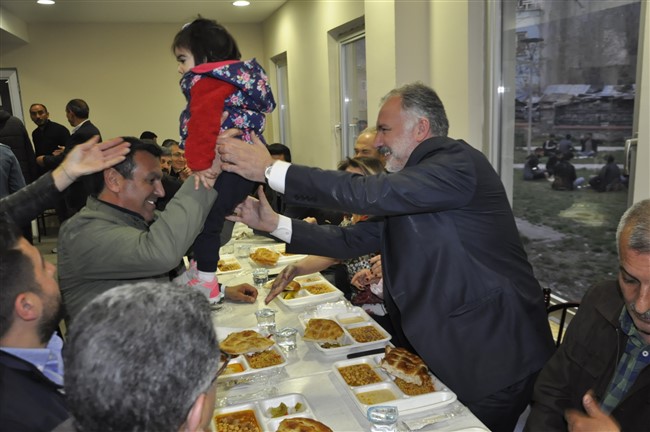 kars-belediyesi-iftar-cadiri-vatandasin-yuzunu-gulduruyor-(11).jpg