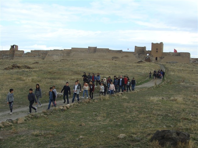 kars-polisi-50-cocuga-tarihi-yerleri-gezdirdi-(6).jpg