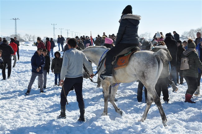 karsta-kar-ustunde-cirit-gosterisi-nefes-kesti--(10).jpg