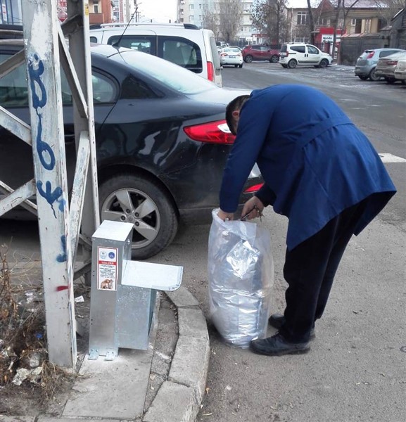 karsta-ogrenciler,-kedi-ve-kopekler-icin-beslenme-odaklari-yaptirdi-(5).jpg