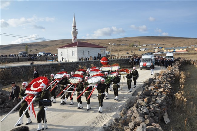 sehit-caner-selimoglu-son-yolculuguna-gozyaslariyla-ugurlandi-(13).jpg