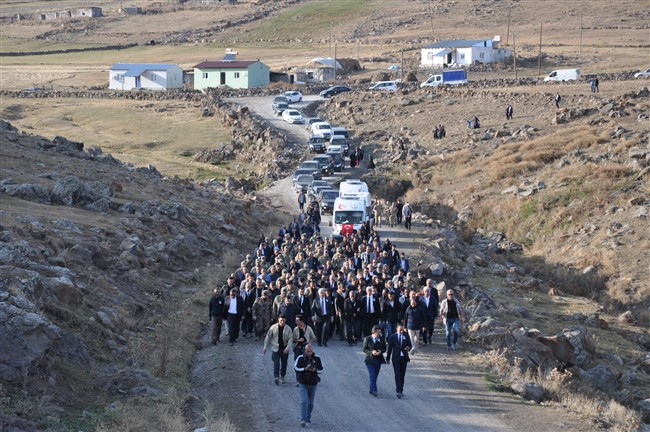 sehit-caner-selimoglu-son-yolculuguna-gozyaslariyla-ugurlandi-(17).jpg