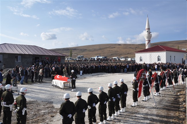 sehit-caner-selimoglu-son-yolculuguna-gozyaslariyla-ugurlandi-(5).jpg