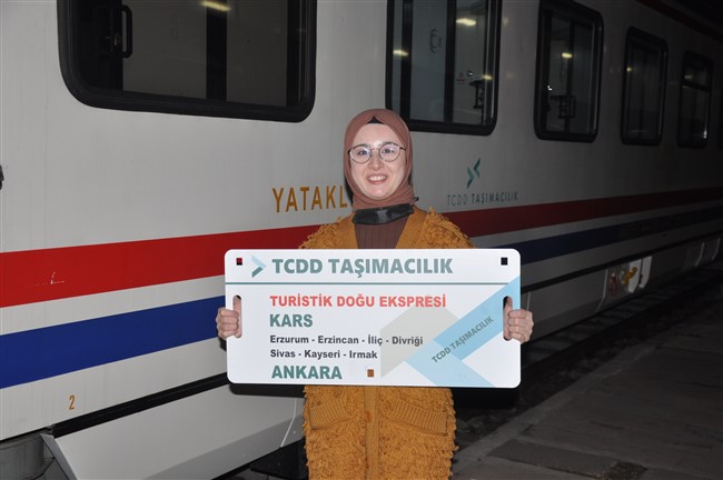 turistik-dogu-ekspresi,-karstan-ilk-seferine-ugurlandi-(9)-001.jpg