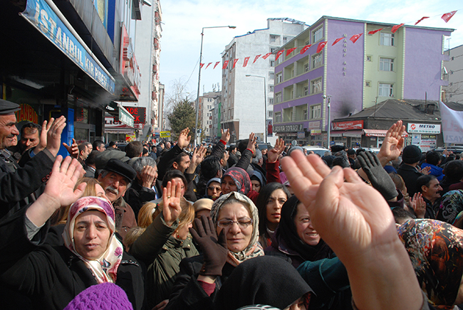 binlerce-karsli-bakan-arslan’i-bagrina-basti-(2).jpg