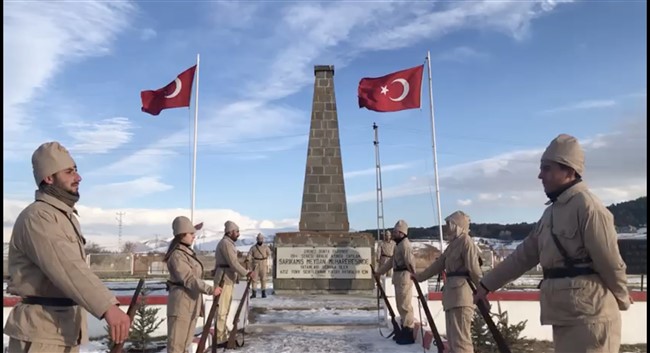 buz-gibi-havada-sarikamis-sehitleri-icin-saygi-nobeti-(3).jpg