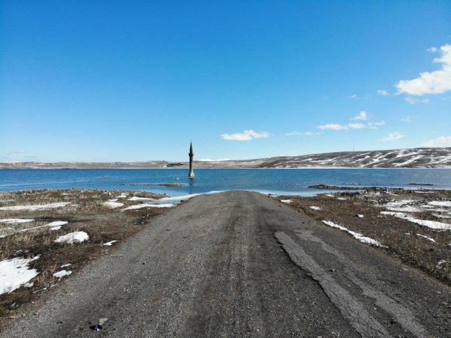 kars’ta,-cami-minaresi-ve-eski-yol-sular-altinda-kaldi-(2).jpg