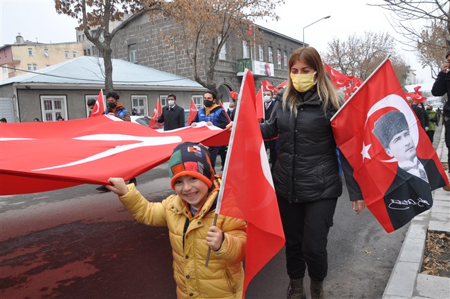 kars’ta-4-yasindaki-minik-cocugun-bayrak-sevgisi-(6).jpg