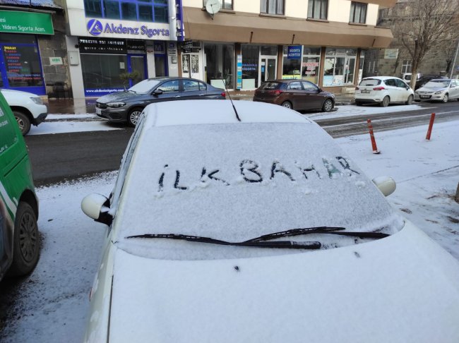 kars’ta-ilkbaharda-kar-yagisi!-(3).jpg